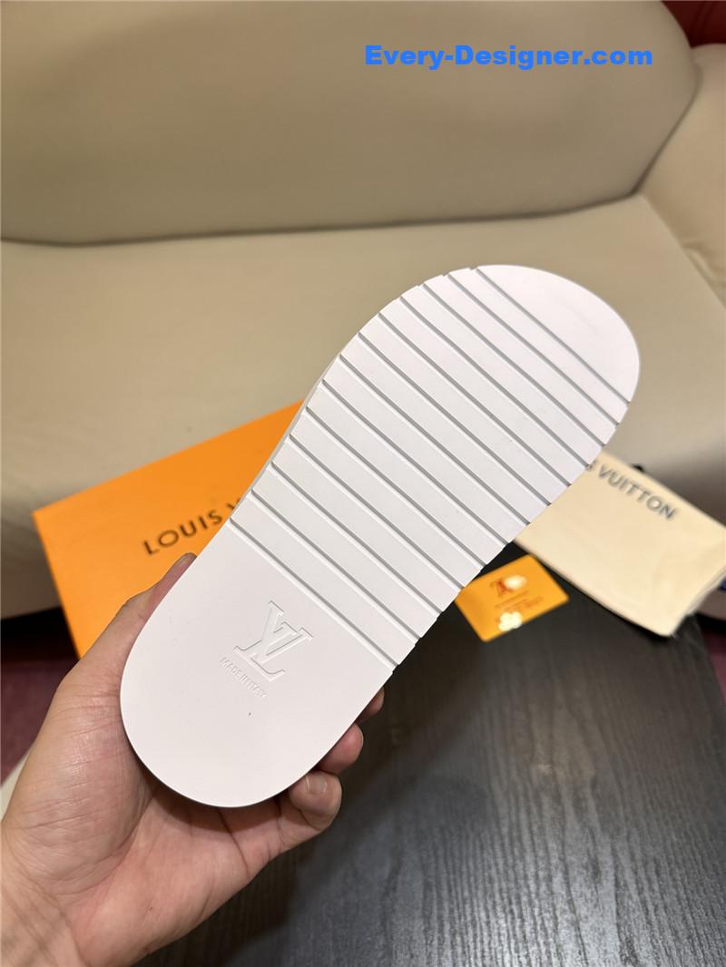 l0vis Vvtt0n lv sandals