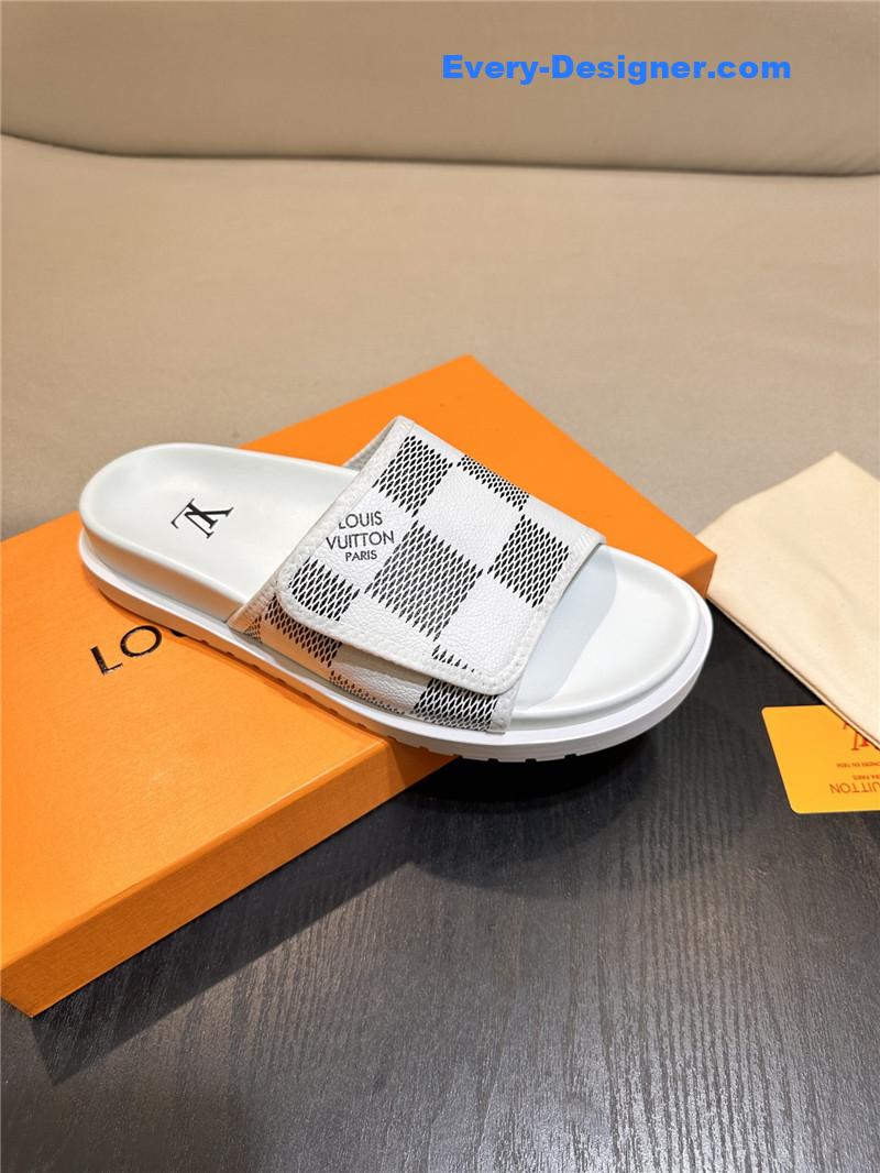 l0vis Vvtt0n lv sandals