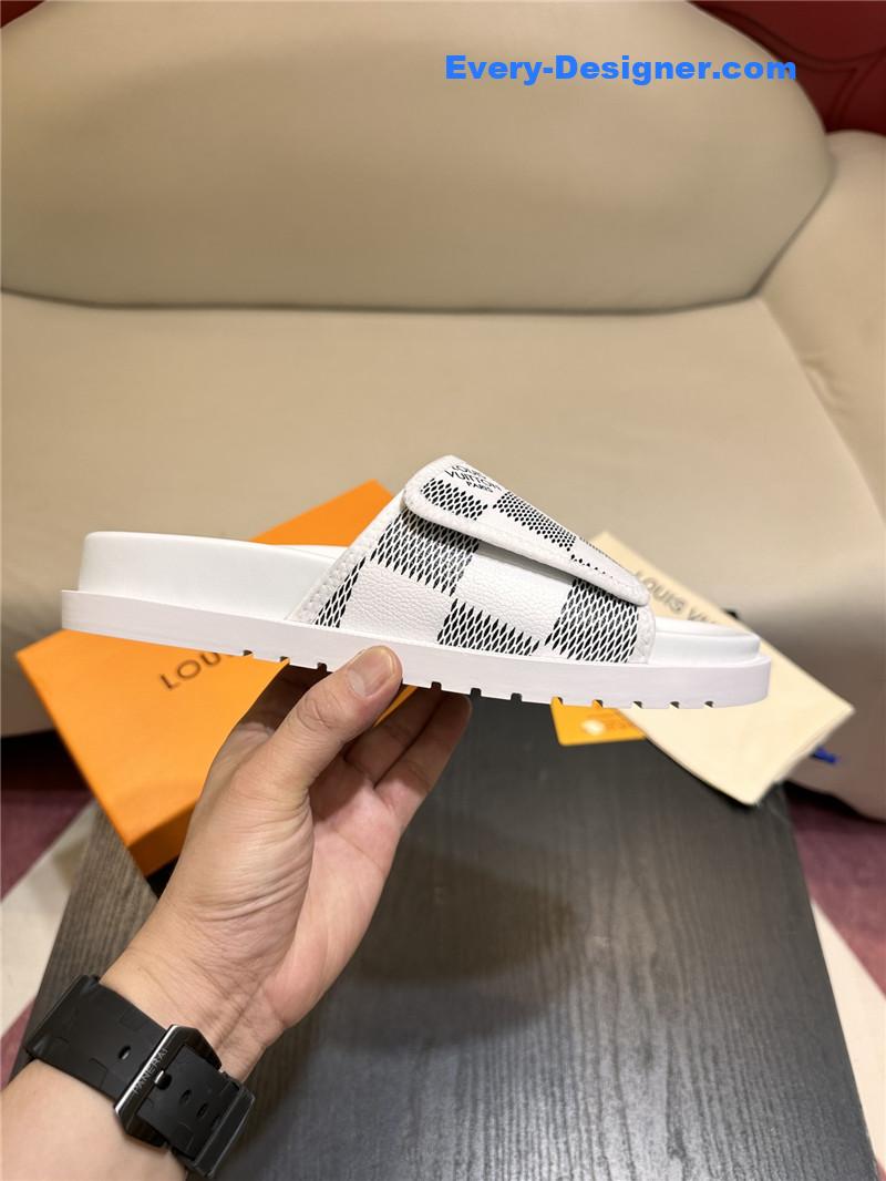 l0vis Vvtt0n lv sandals