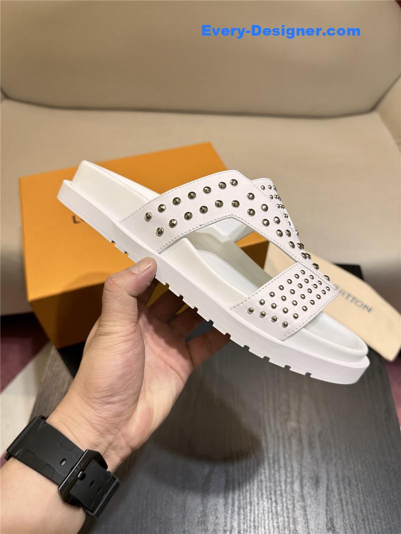 l0vis Vvtt0n lv sandals