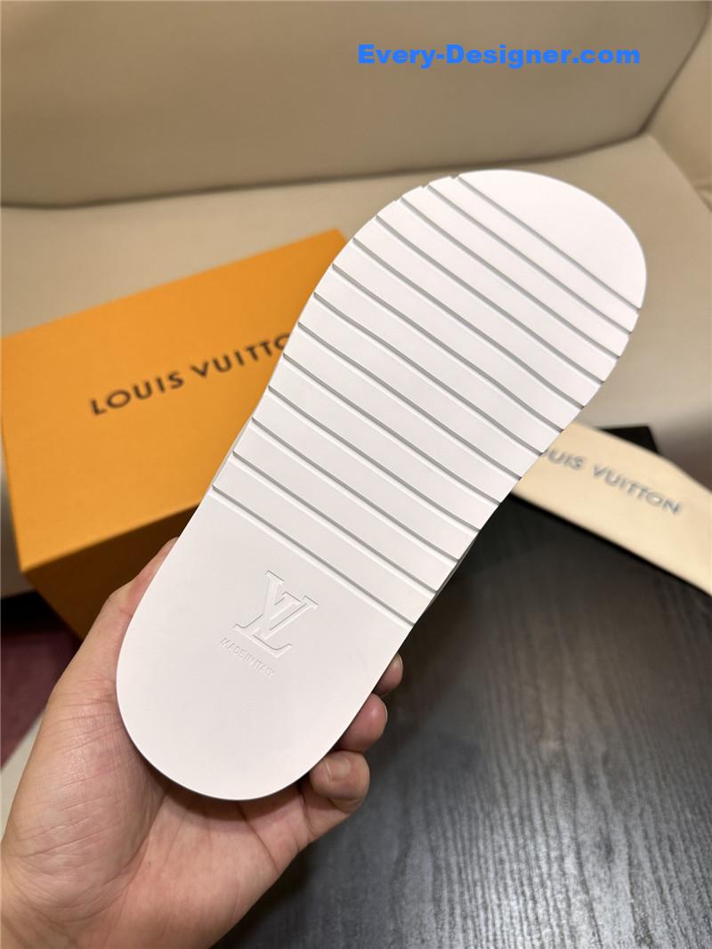 l0vis Vvtt0n lv sandals