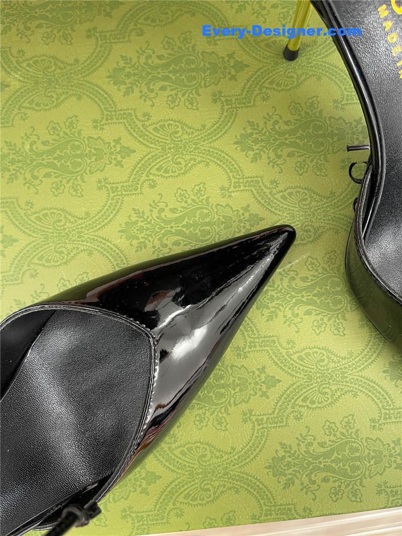 Gvc*1 metal heel pointed sandals