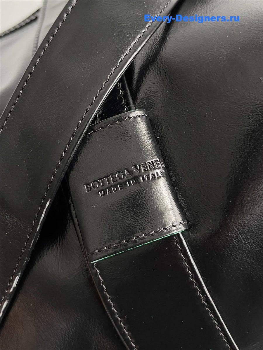 b0tt*ga Ven*ta leather travel bag in black