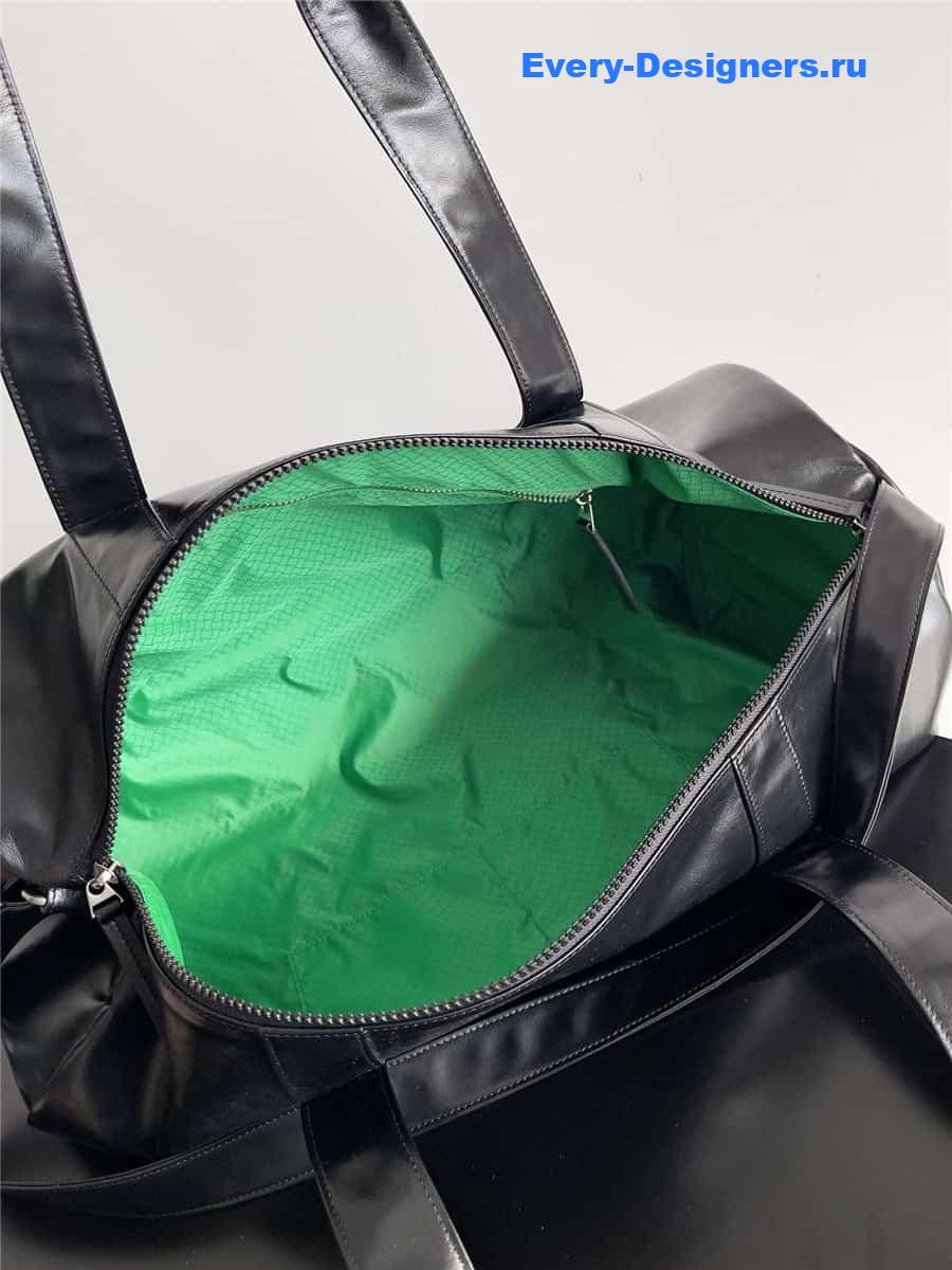b0tt*ga Ven*ta leather travel bag in black