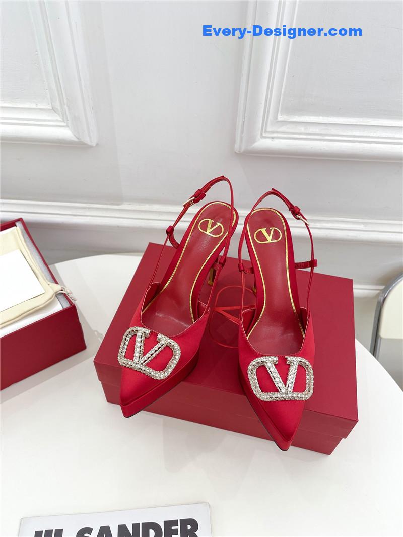 Va1e*ntin0 v buckle platform pumps