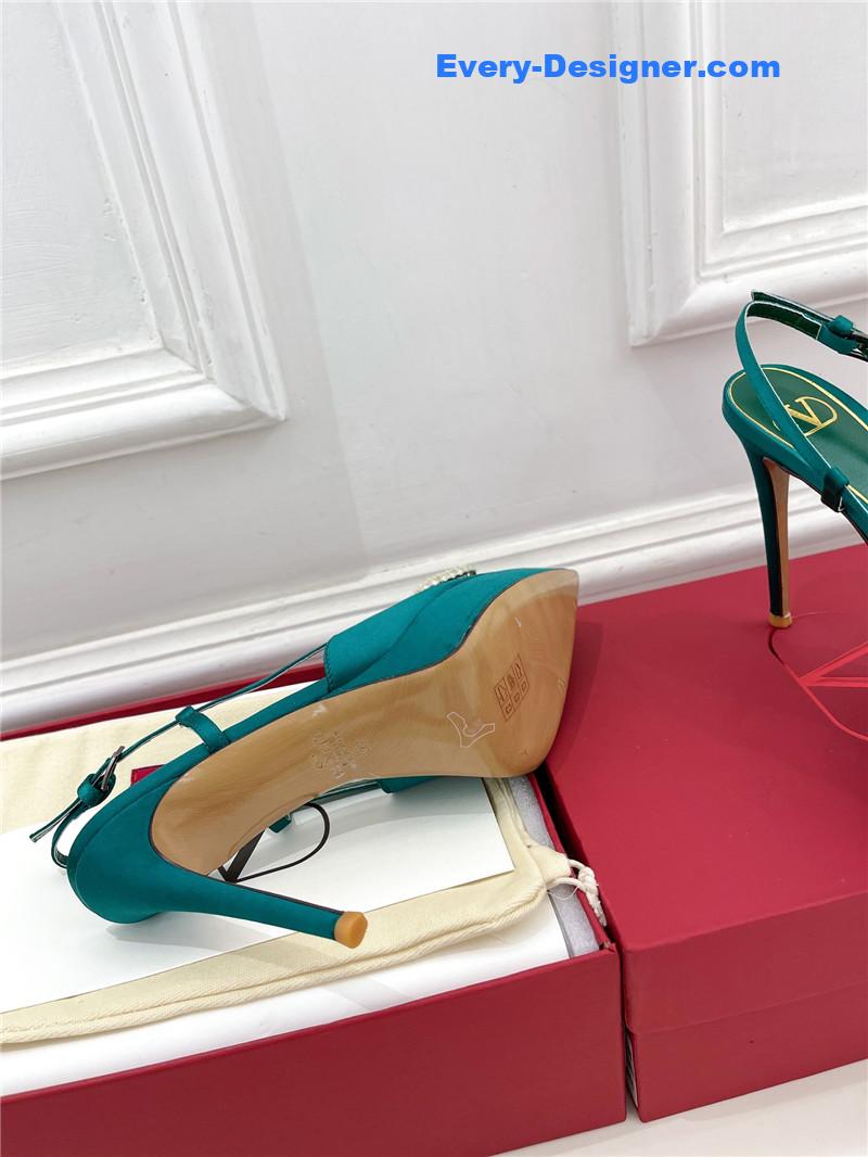 Va1e*ntin0 v buckle platform pumps