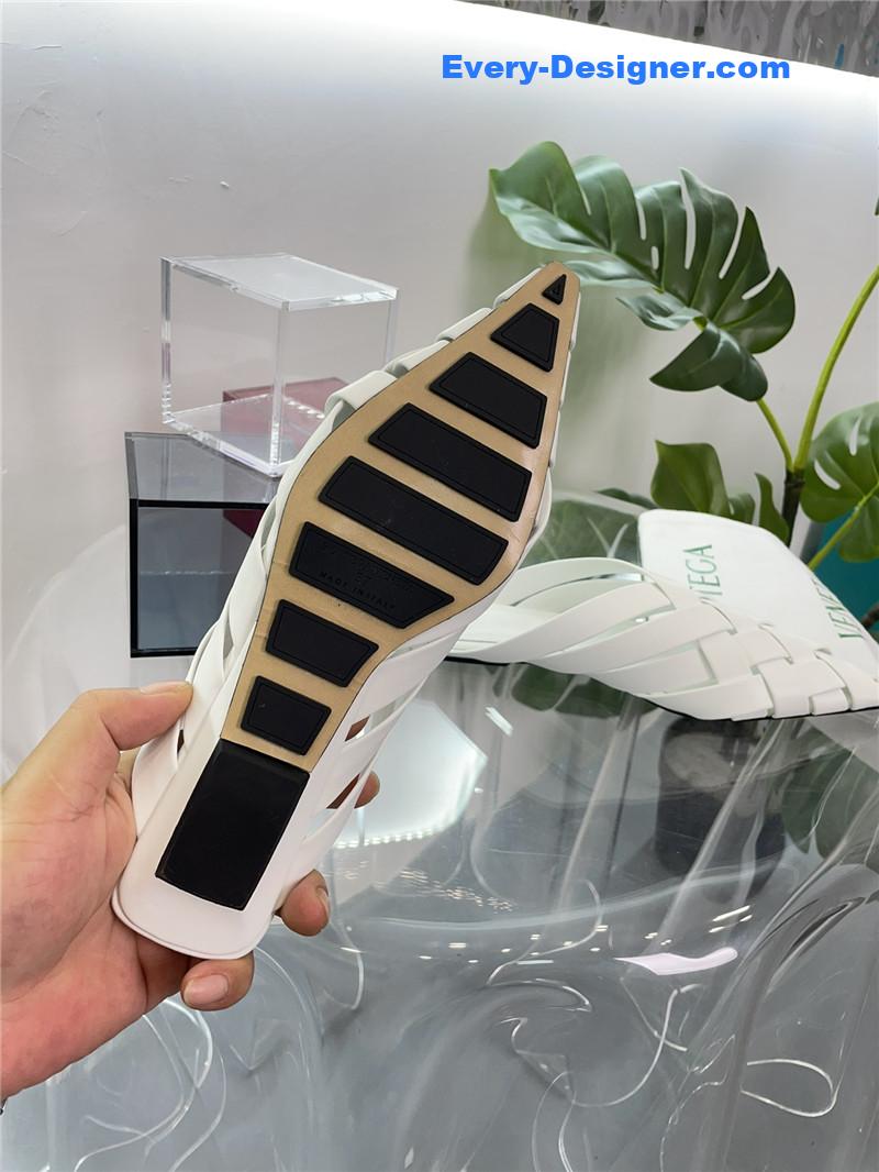 b0tt*ga Ven*ta square toe flat woven slides