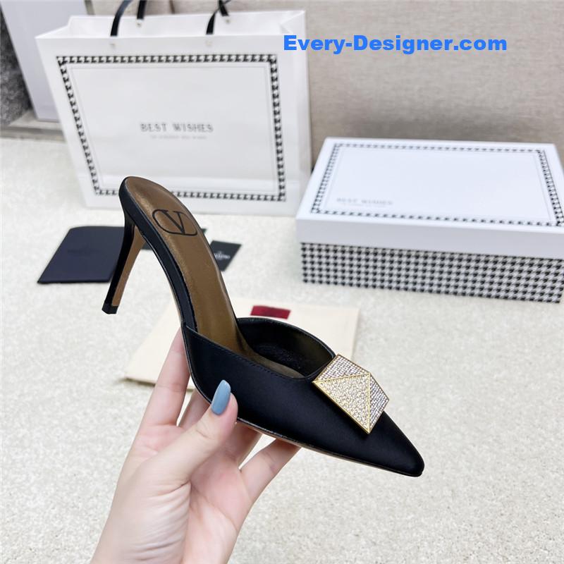 Va1e*ntin0 latest v logo buckle back air slippers