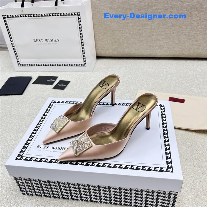 Va1e*ntin0 latest v logo buckle back air slippers