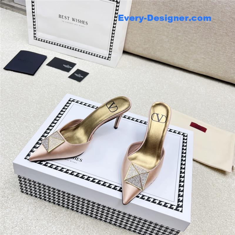 Va1e*ntin0 latest v logo buckle back air slippers