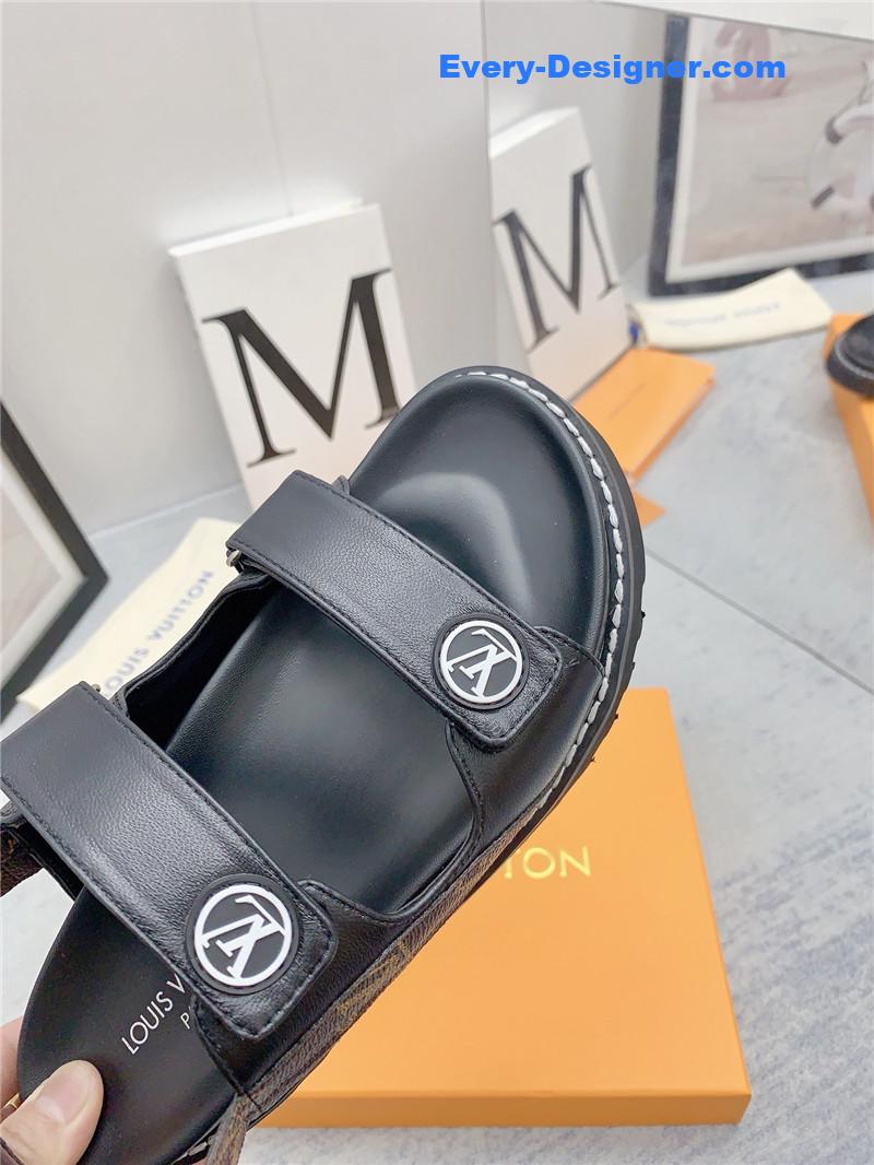 l0vis Vvtt0n lv archlight beach sandals