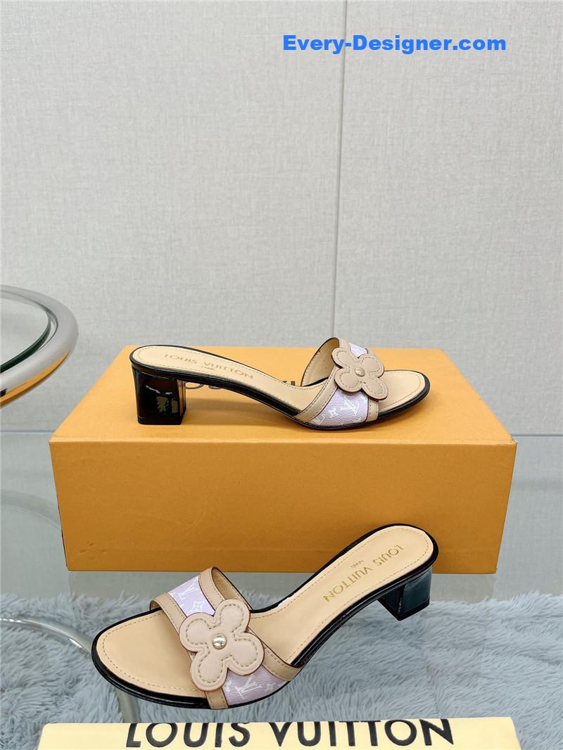 l0vis Vvtt0n lv sunflower slippers