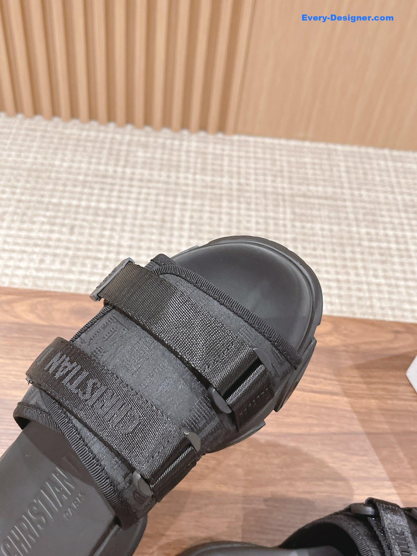 D10r spring and summer new thick-soled beach slippers