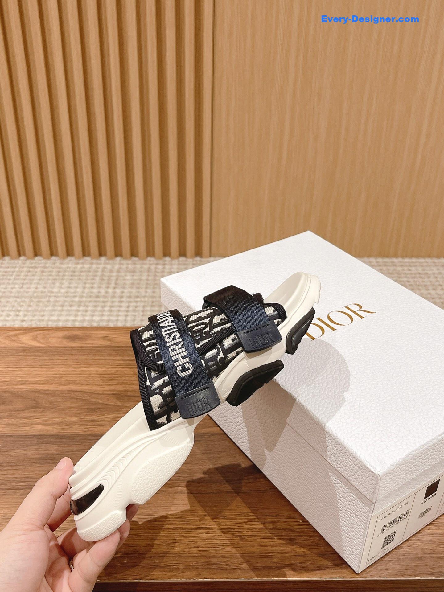 D10r spring and summer new thick-soled beach slippers