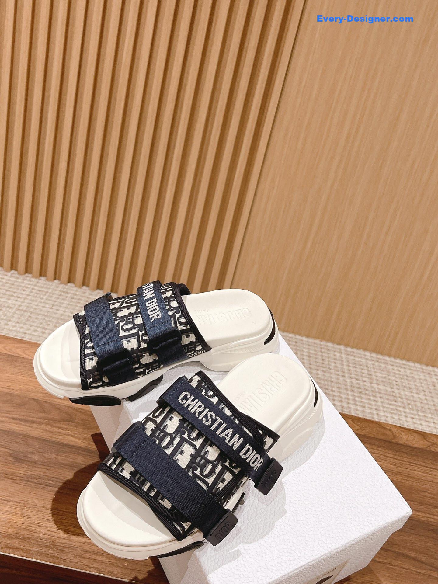 D10r spring and summer new thick-soled beach slippers