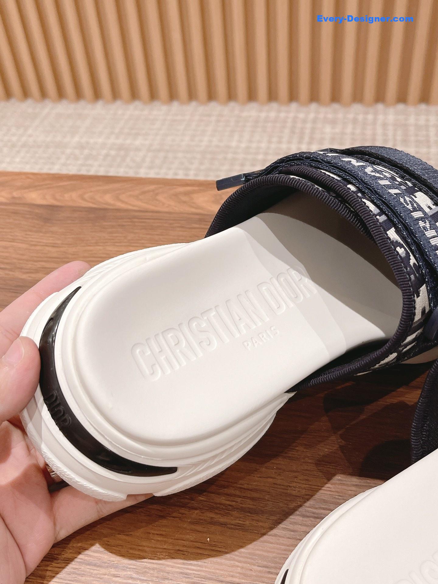 D10r spring and summer new thick-soled beach slippers