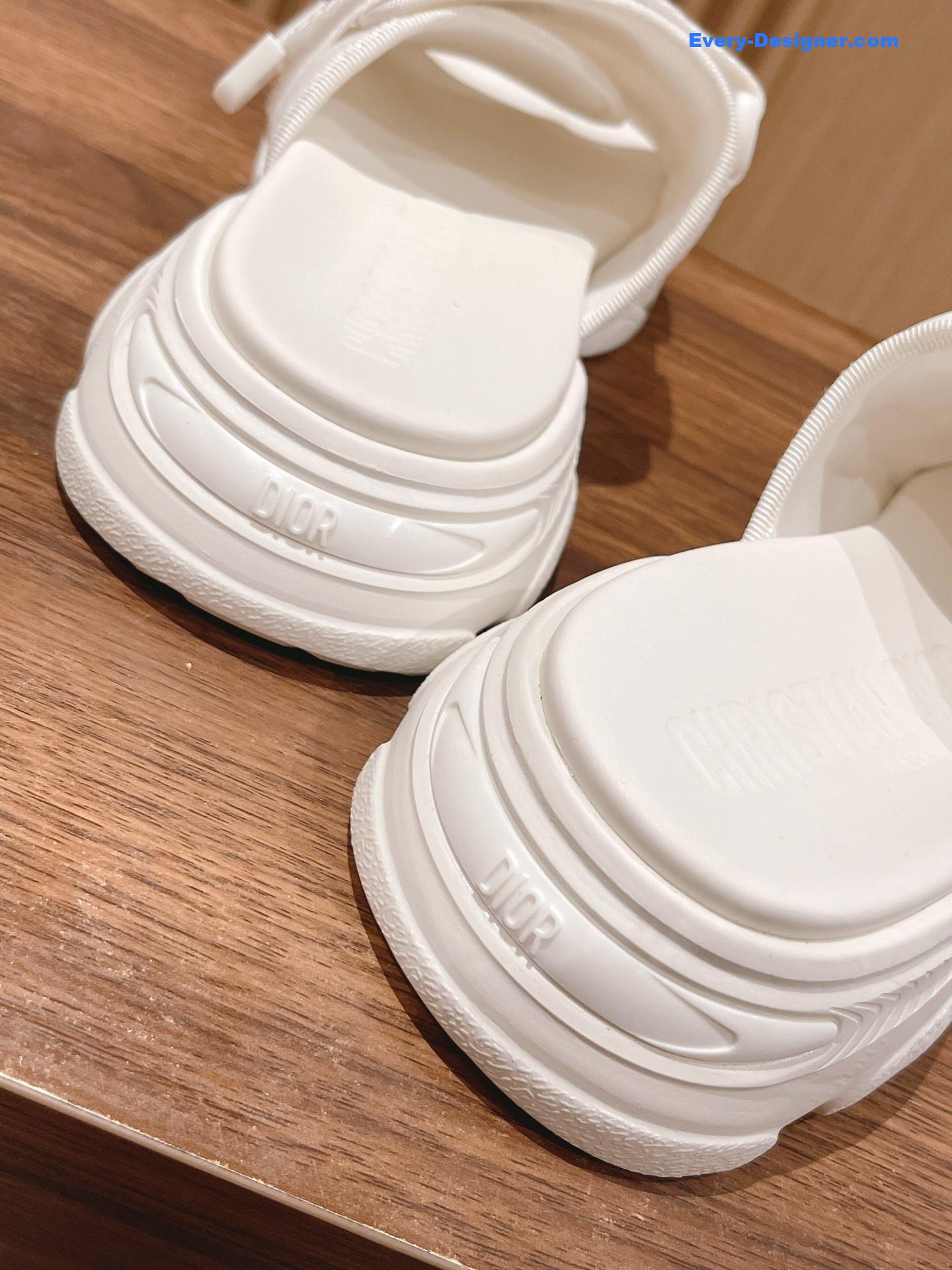 D10r spring and summer new thick-soled beach slippers