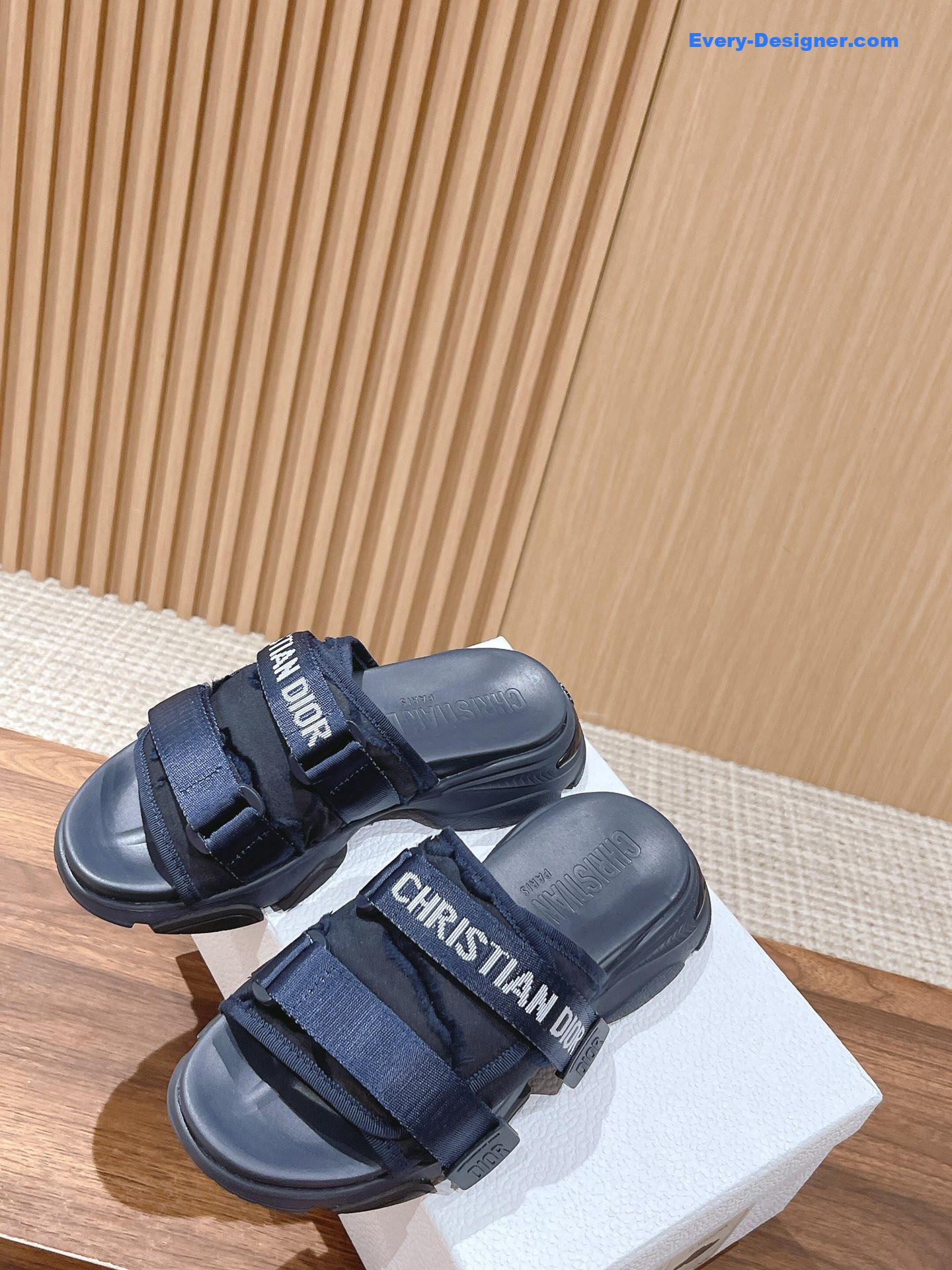 D10r spring and summer new thick-soled beach slippers