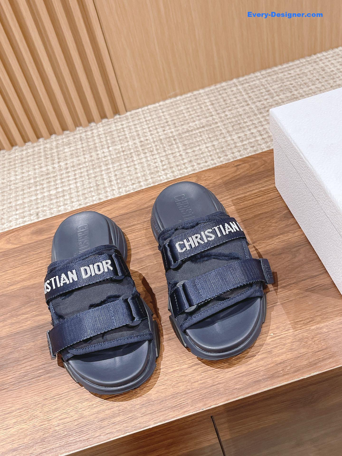 D10r spring and summer new thick-soled beach slippers