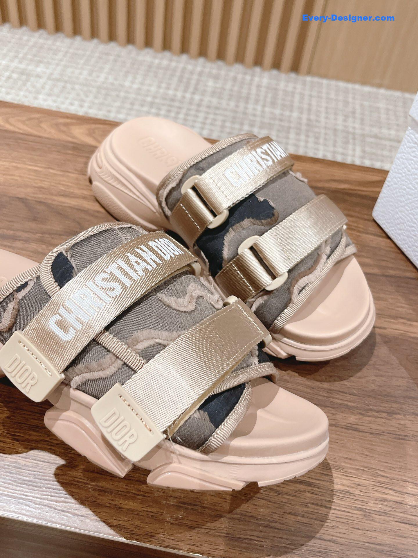 D10r spring and summer new thick-soled beach slippers