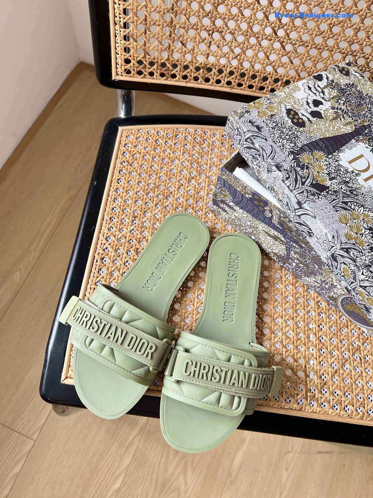 D10r velcro slippers