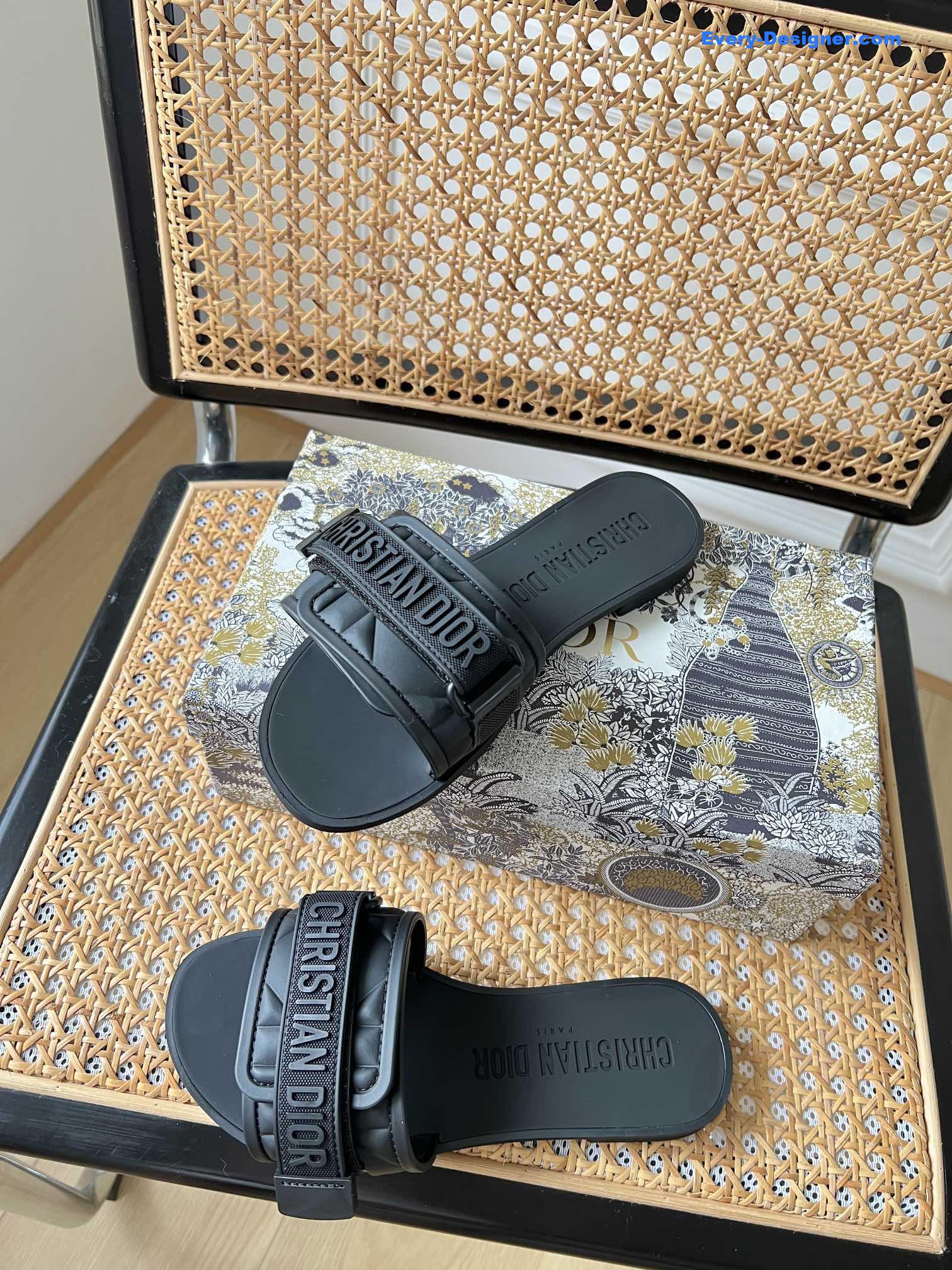 D10r velcro slippers