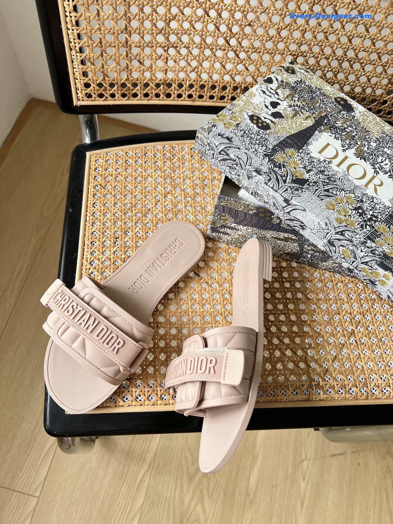 D10r velcro slippers