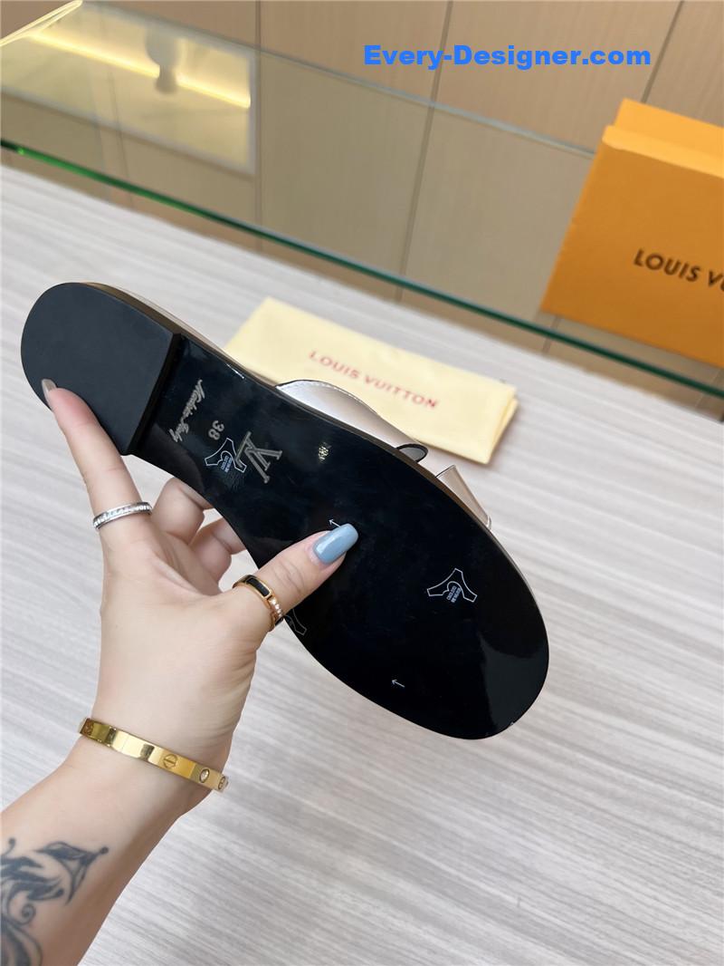 l0vis Vvtt0n lv milan fashion week catwalk slippers