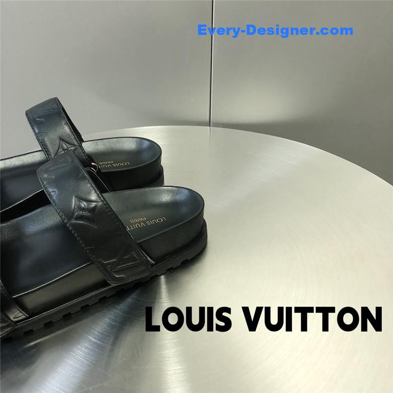 l0vis Vvtt0n lv metal buckle logo platform slippers