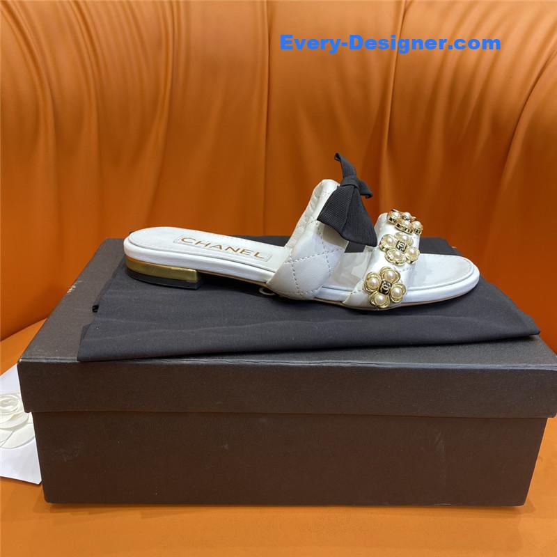 CC embroidered logo slippers