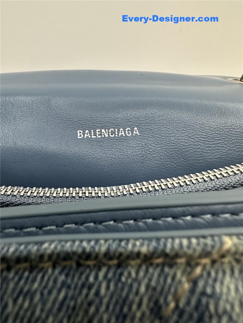 Ba1en*iaga crush medium chain bag