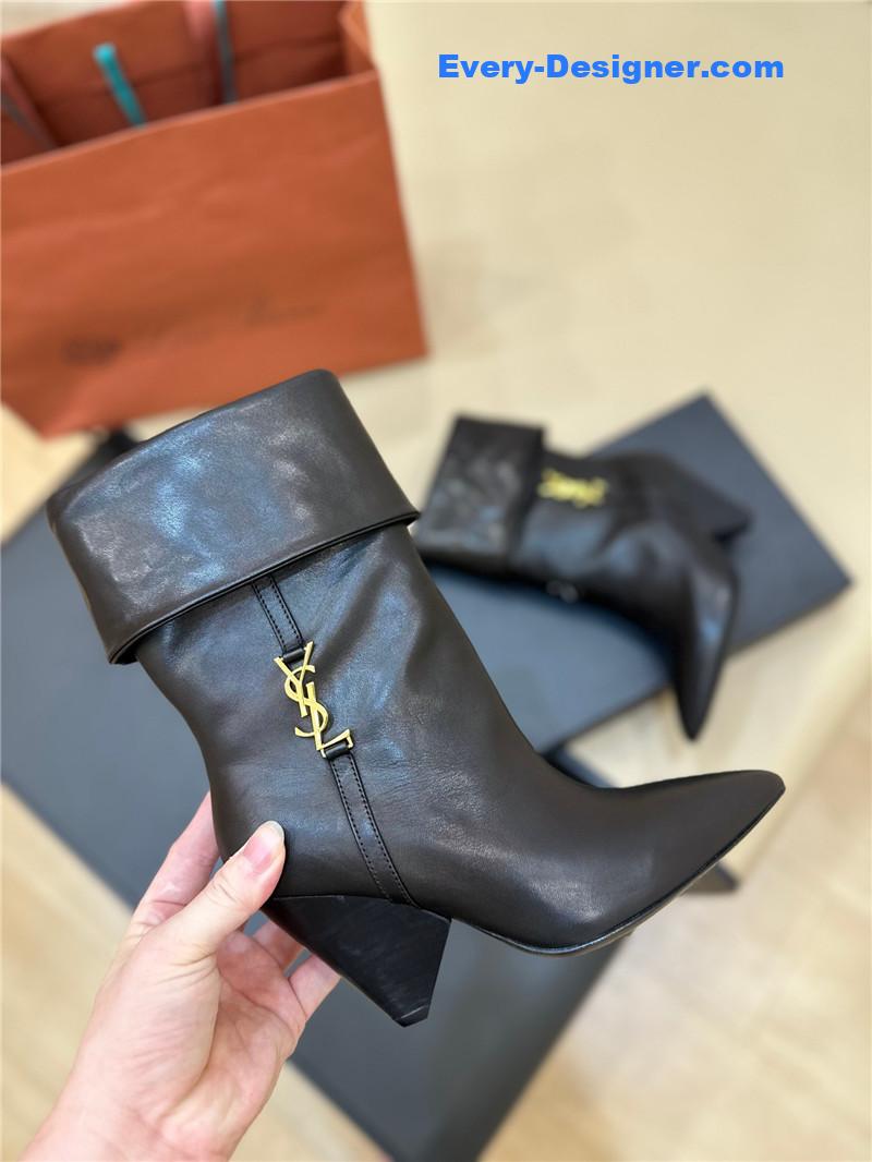 Y51 pointed toe suede ankle boots