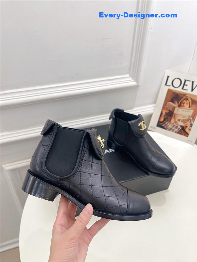 CC logo rhombus short boots