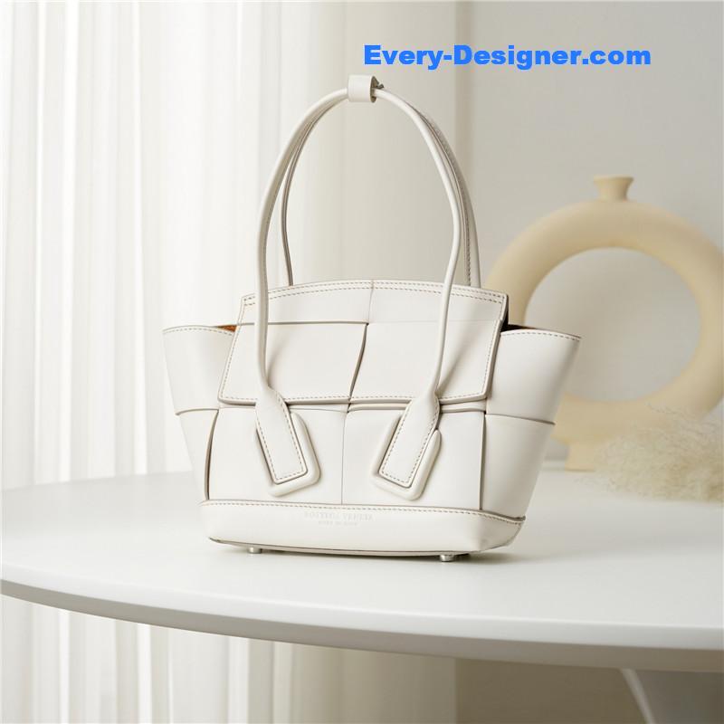 b0tt*ga Ven*ta arco mini leather tote