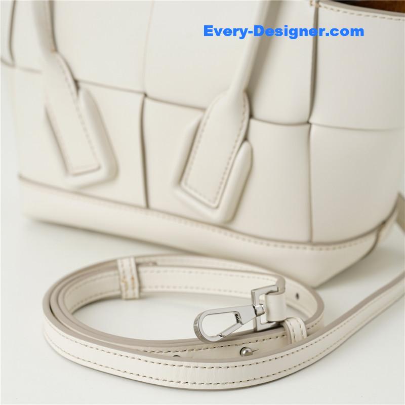 b0tt*ga Ven*ta arco mini leather tote