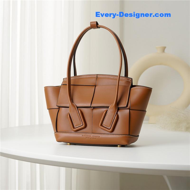 b0tt*ga Ven*ta arco mini leather tote