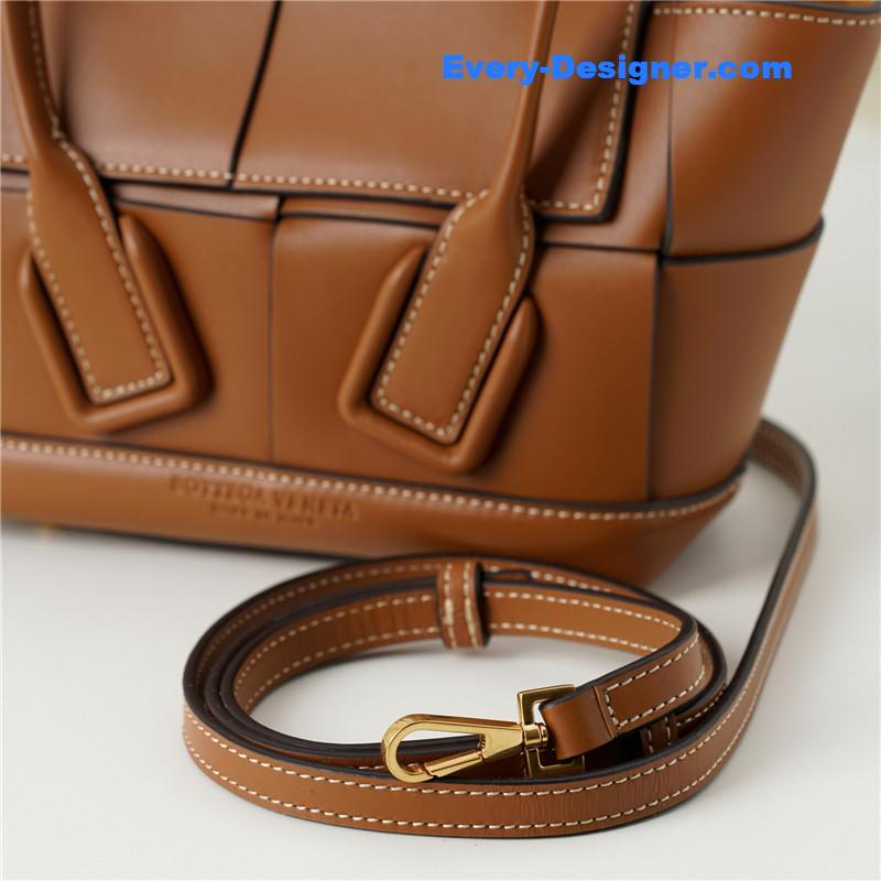 b0tt*ga Ven*ta arco mini leather tote