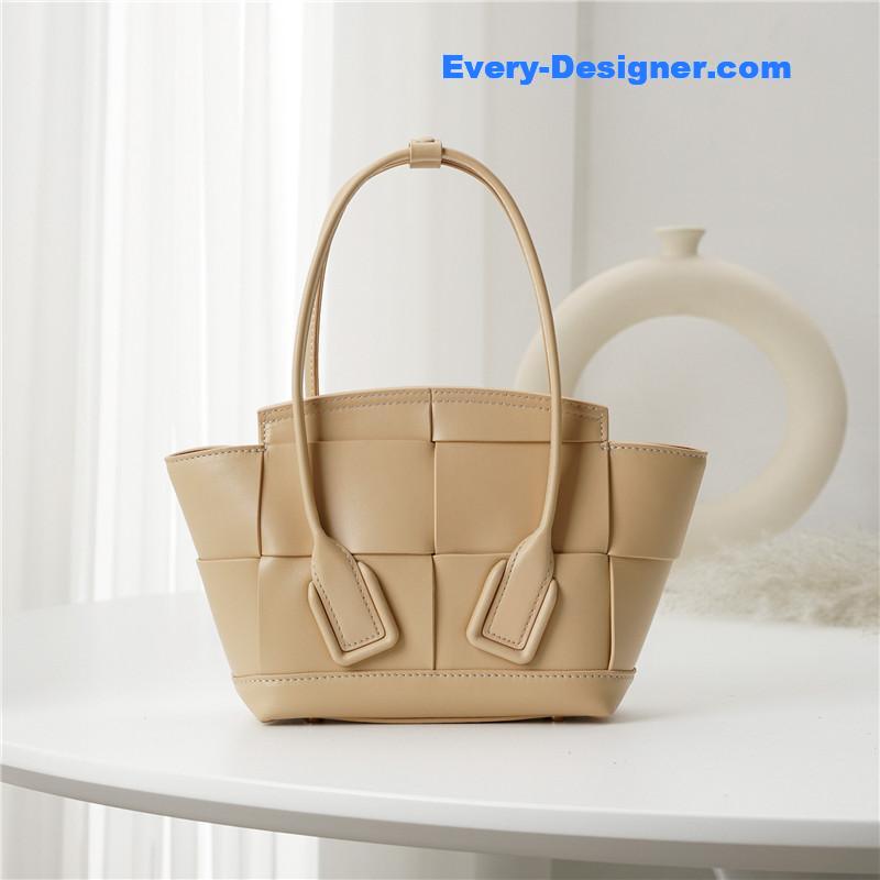 b0tt*ga Ven*ta arco mini leather tote