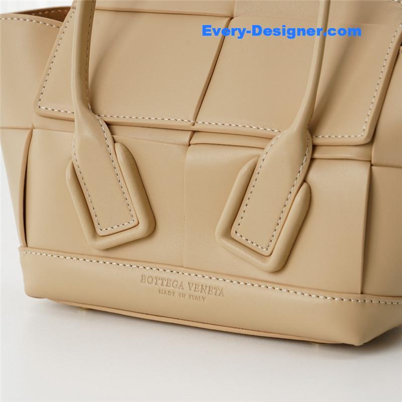 b0tt*ga Ven*ta arco mini leather tote