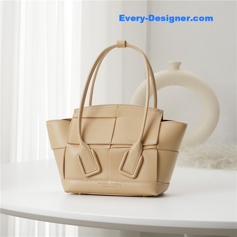b0tt*ga Ven*ta arco mini leather tote