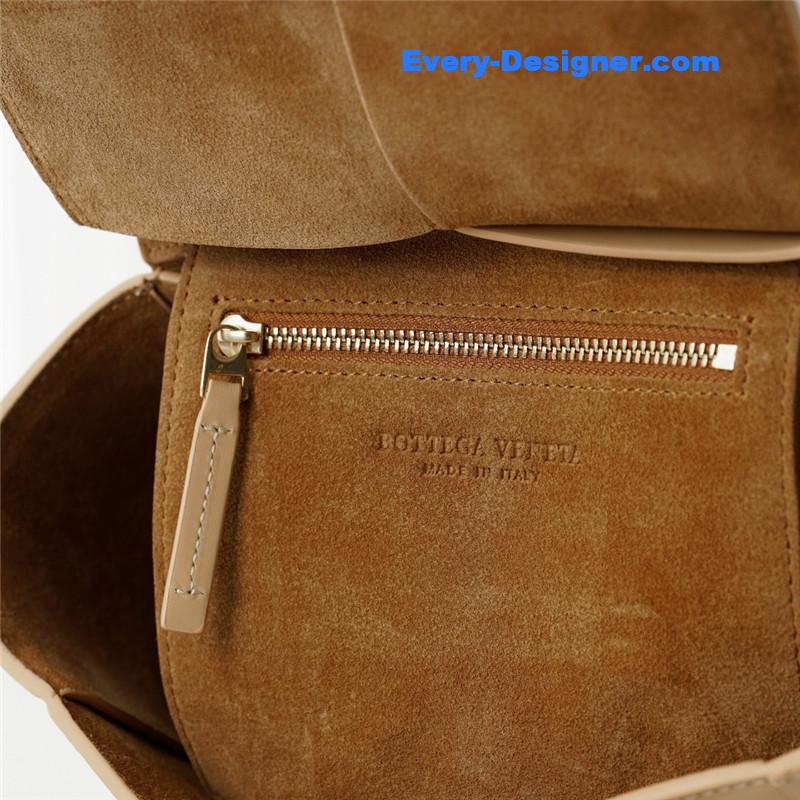 b0tt*ga Ven*ta arco mini leather tote