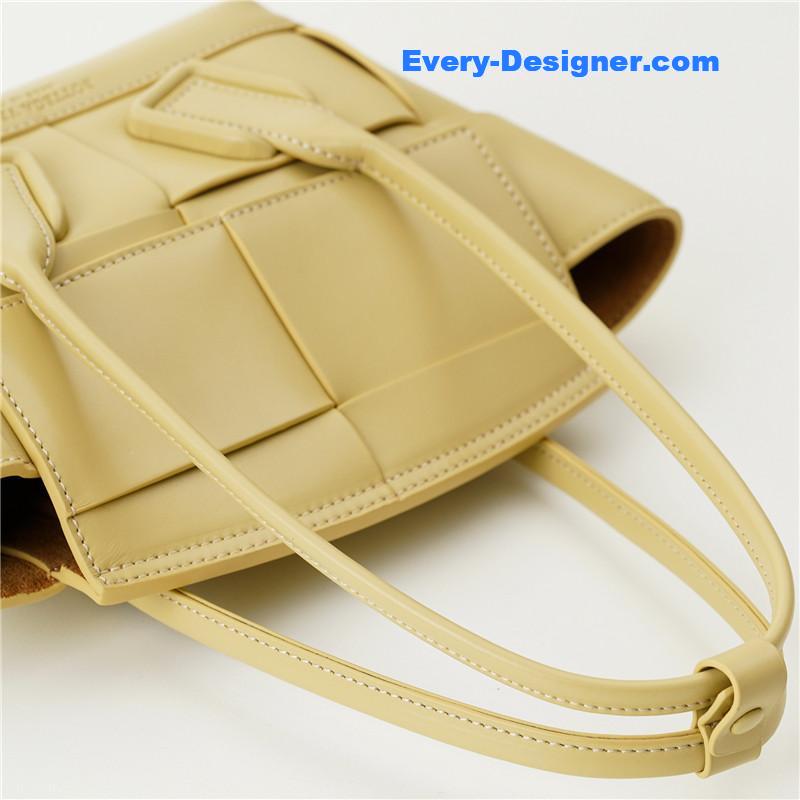 b0tt*ga Ven*ta arco mini leather bag
