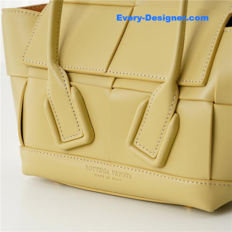 b0tt*ga Ven*ta arco mini leather bag