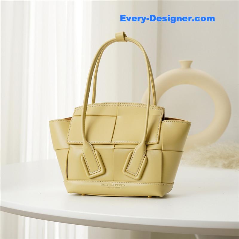 b0tt*ga Ven*ta arco mini leather bag