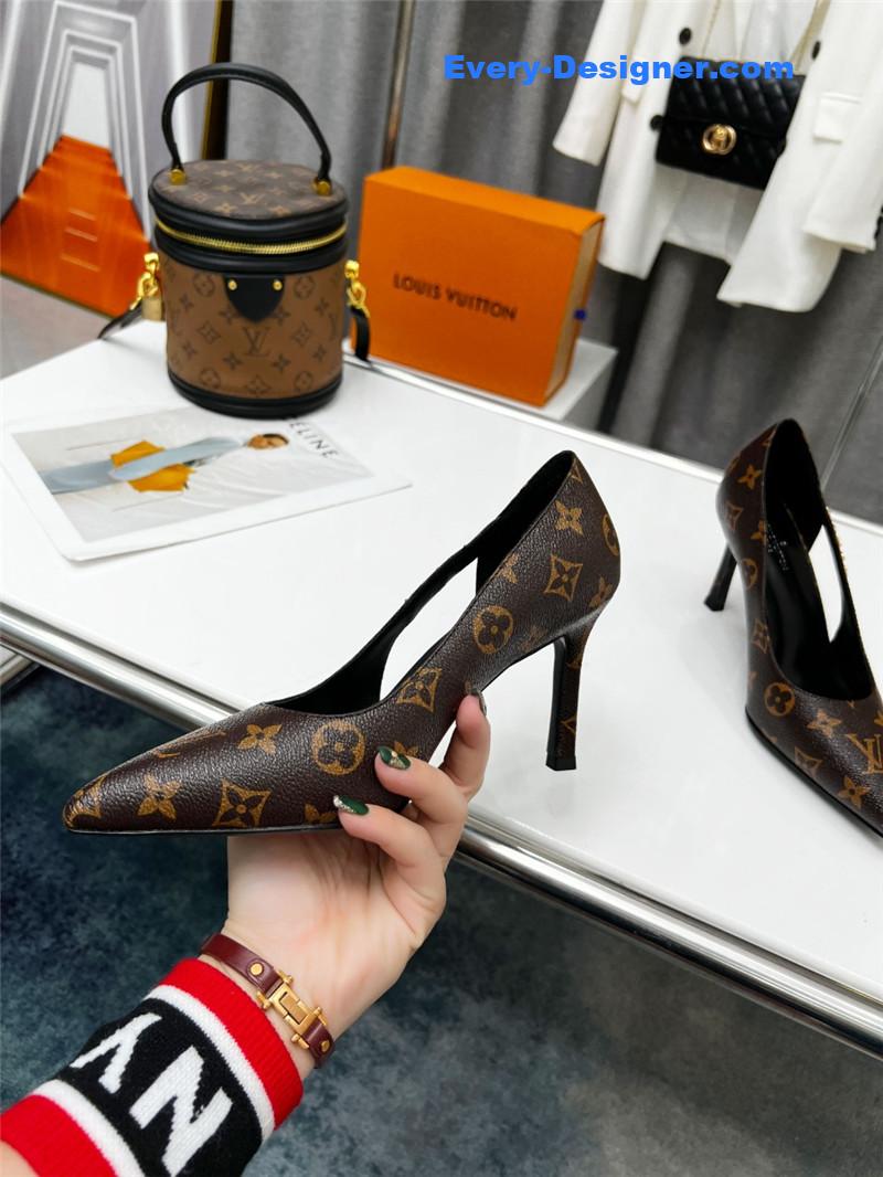 l0vis Vvtt0n lv metal buckle high heels