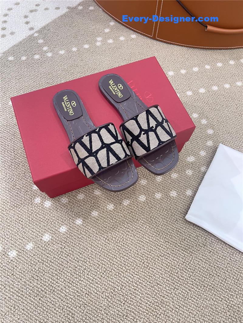 Va1e*ntin0 v buckle vlogo embroidery series flat slippers