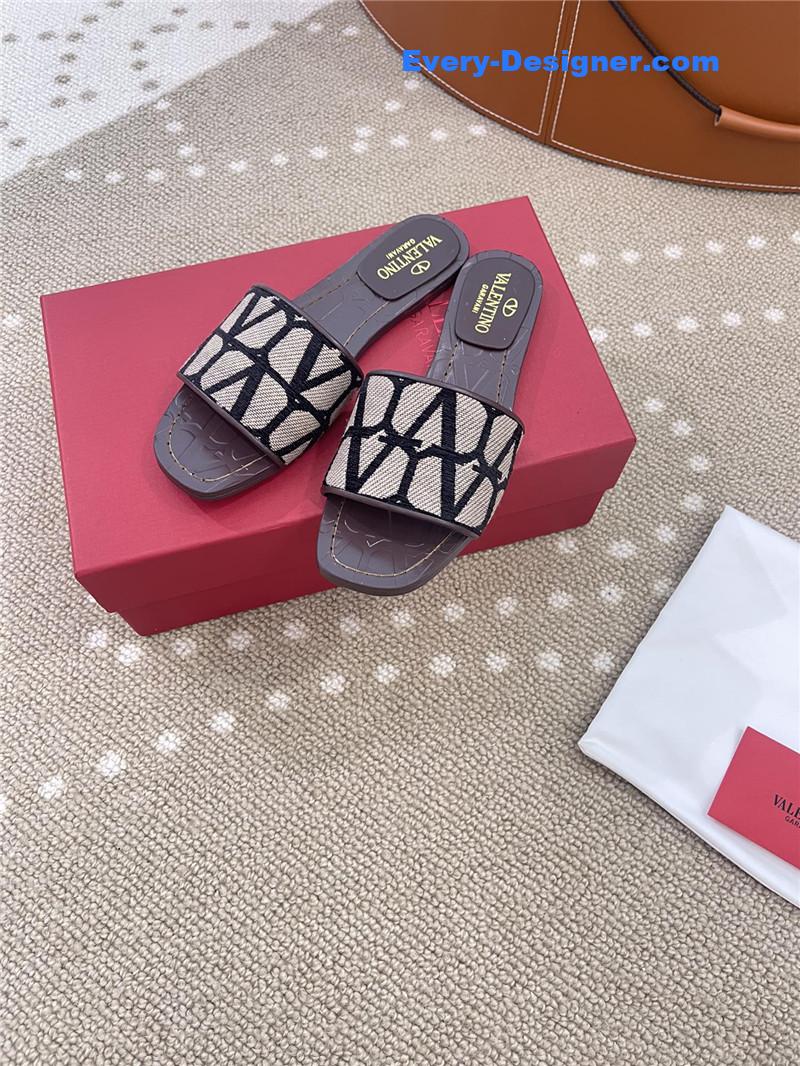 Va1e*ntin0 v buckle vlogo embroidery series flat slippers