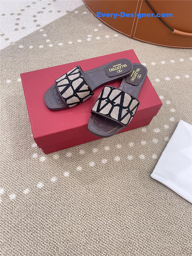 Va1e*ntin0 v buckle vlogo embroidery series flat slippers