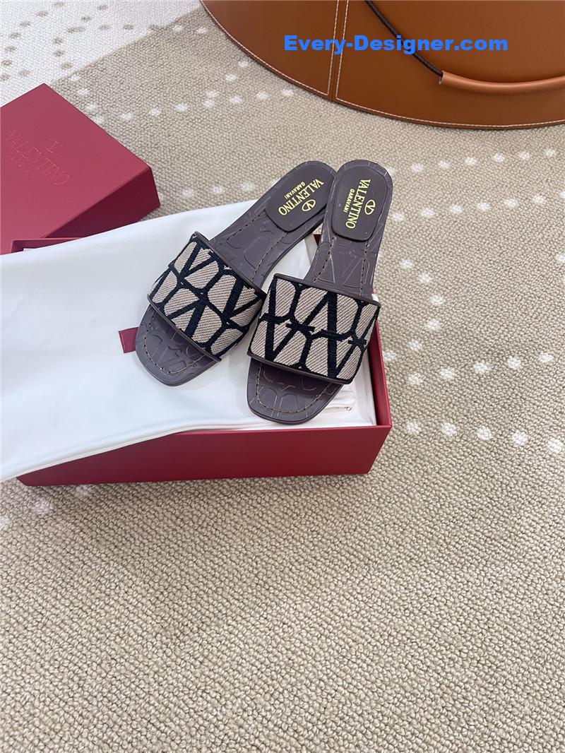 Va1e*ntin0 v buckle vlogo embroidery series flat slippers