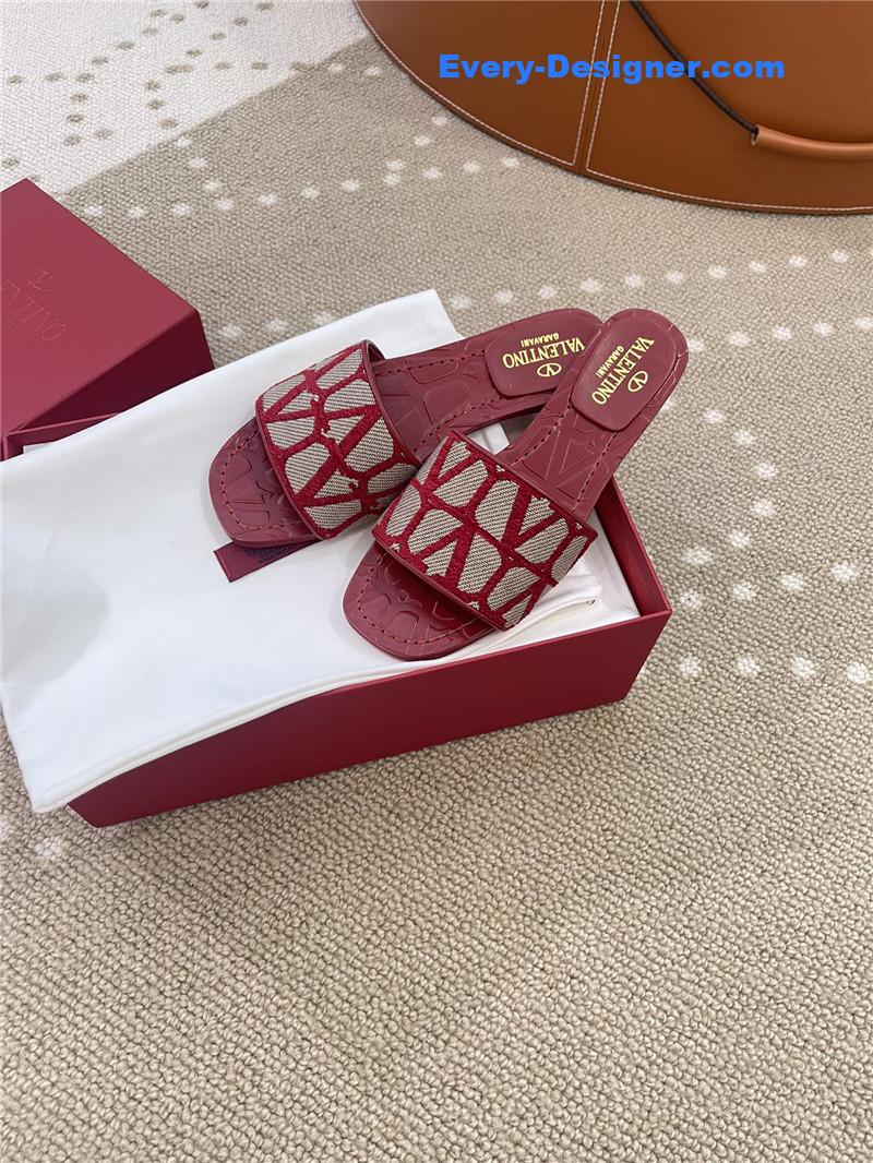 Va1e*ntin0 v buckle vlogo embroidery series flat slippers